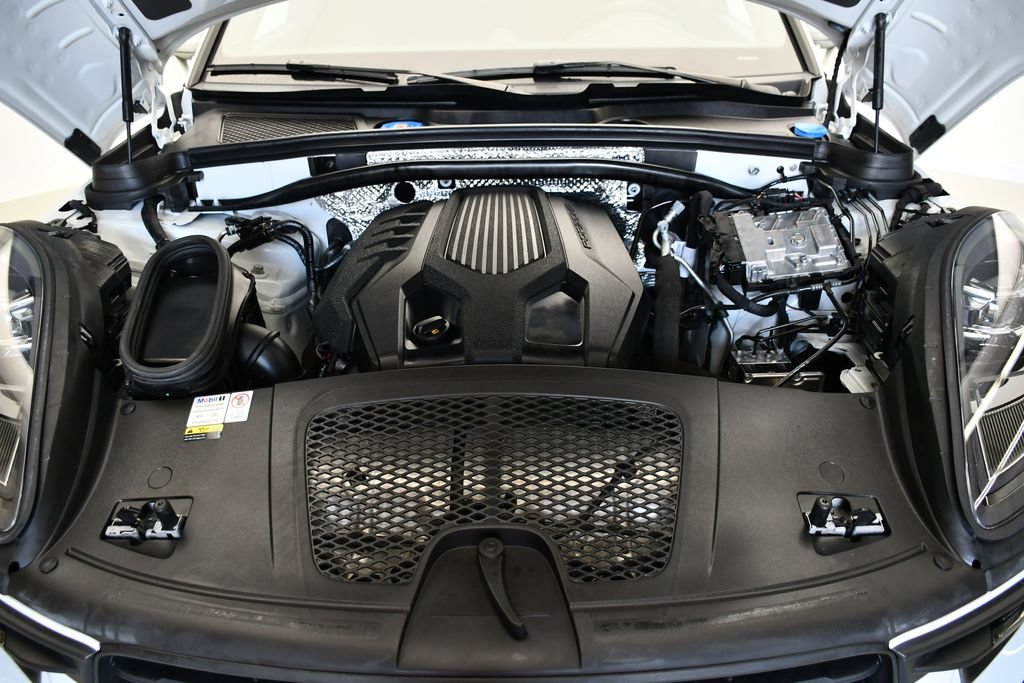 Certified 2023 Porsche Macan AWD/4WD image 12