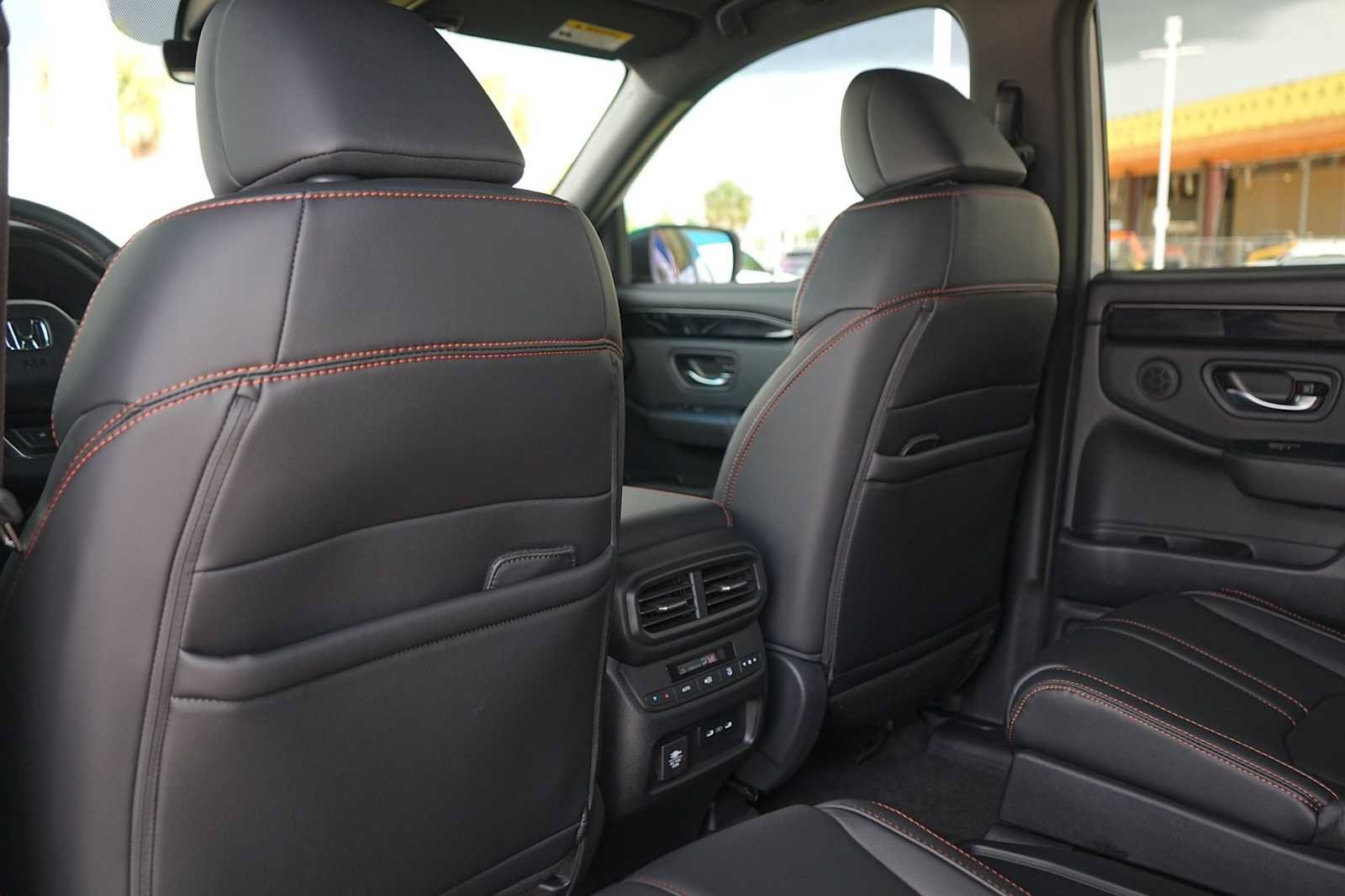Used 2025 Honda Pilot TrailSport image 13
