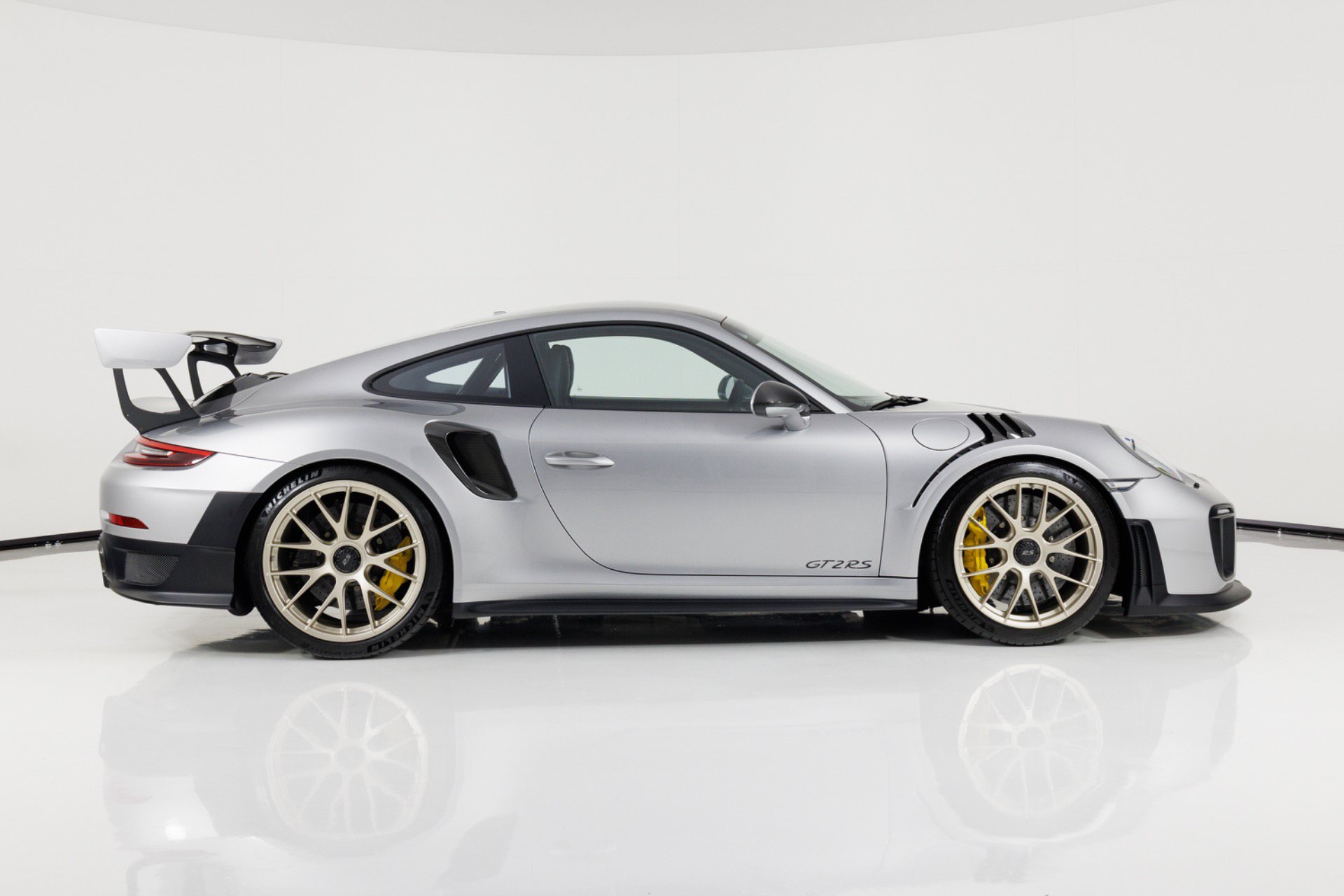 Used 2018 Porsche 911 GT2 RS RWD image 2