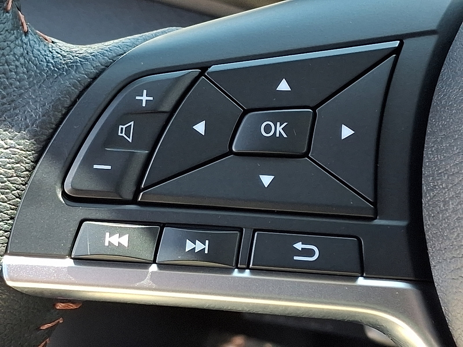 Used 2023 Nissan Kicks SR w/ SR Premium Package image 21