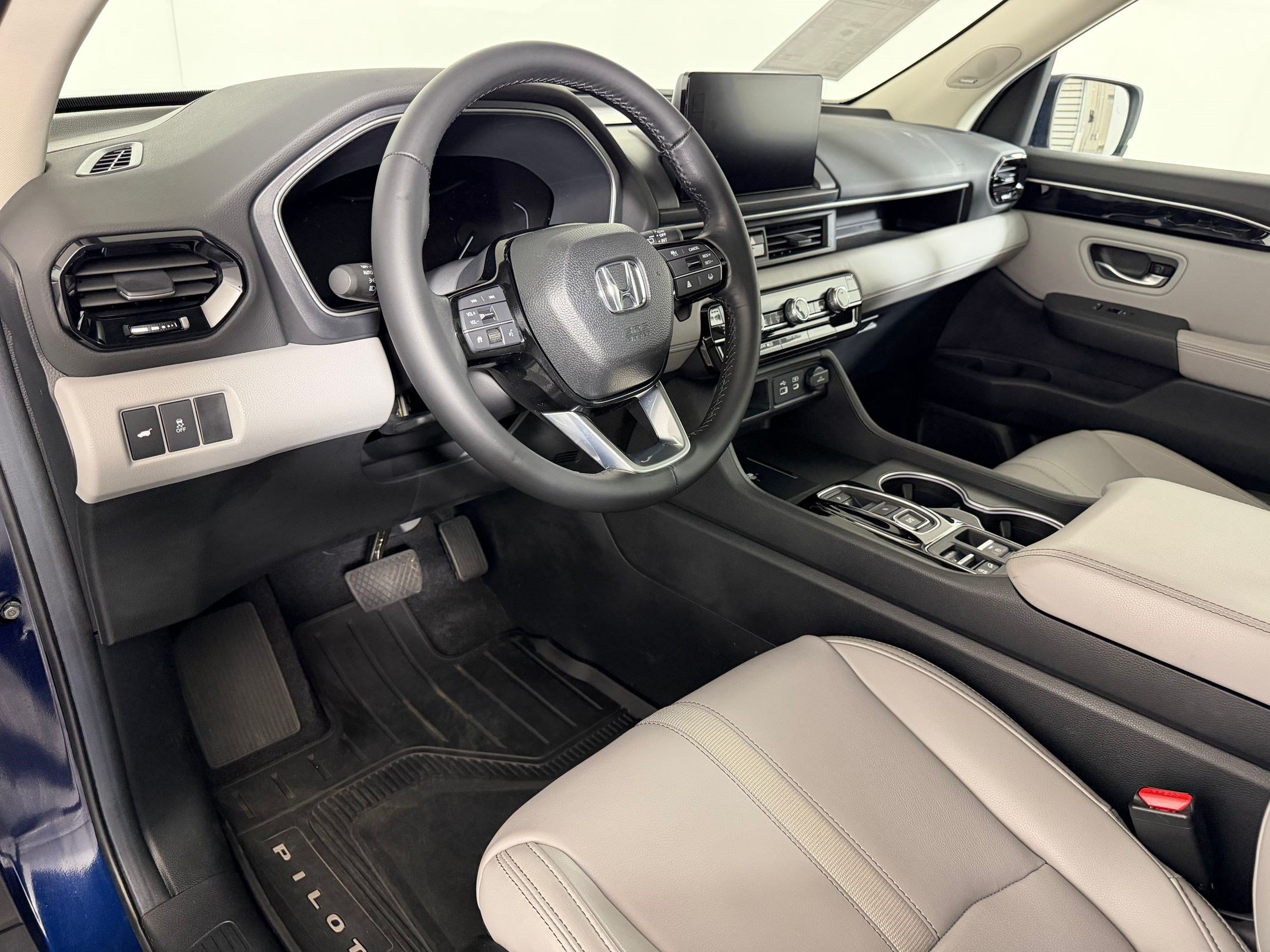 Used 2024 Honda Pilot Touring image 3