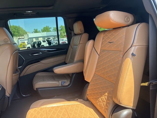 Certified 2022 Cadillac Escalade ESV Premium Luxury w/ Performance Package AWD/4WD image 6
