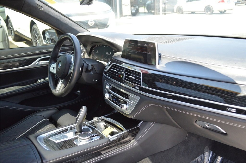 Used 2021 BMW 750i xDrive w/ M Sport Package image 26