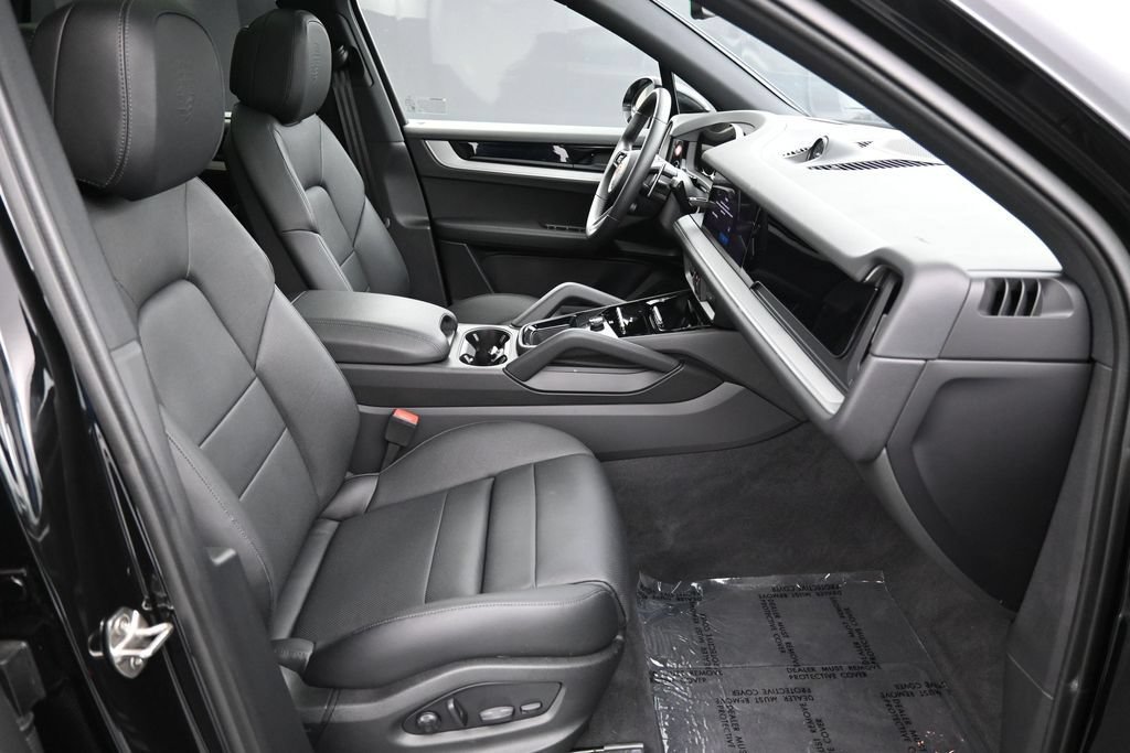 Certified 2025 Porsche Cayenne AWD/4WD image 29