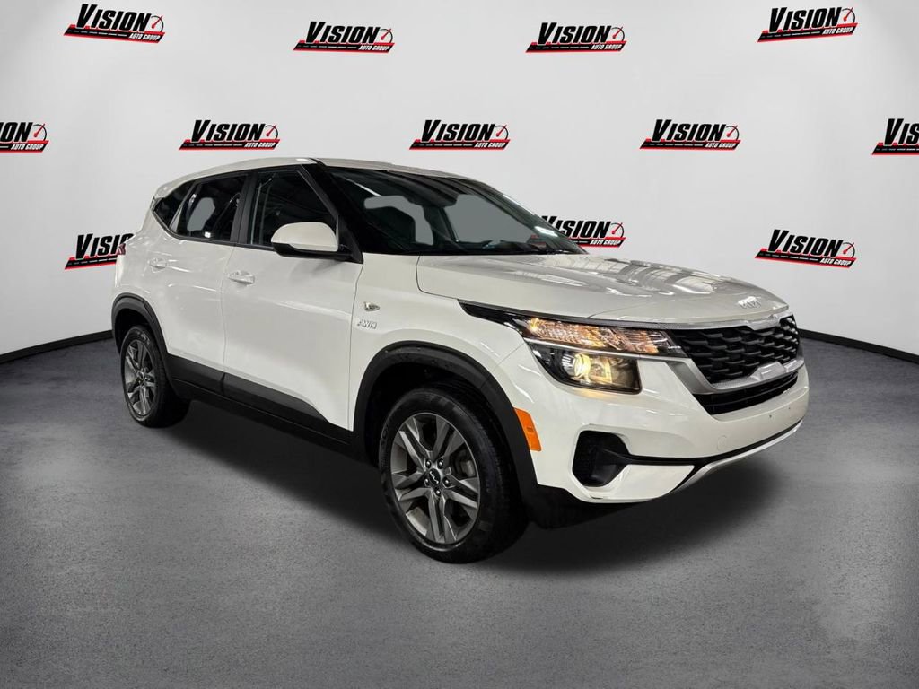 Used 2023 Kia Seltos LX image 3