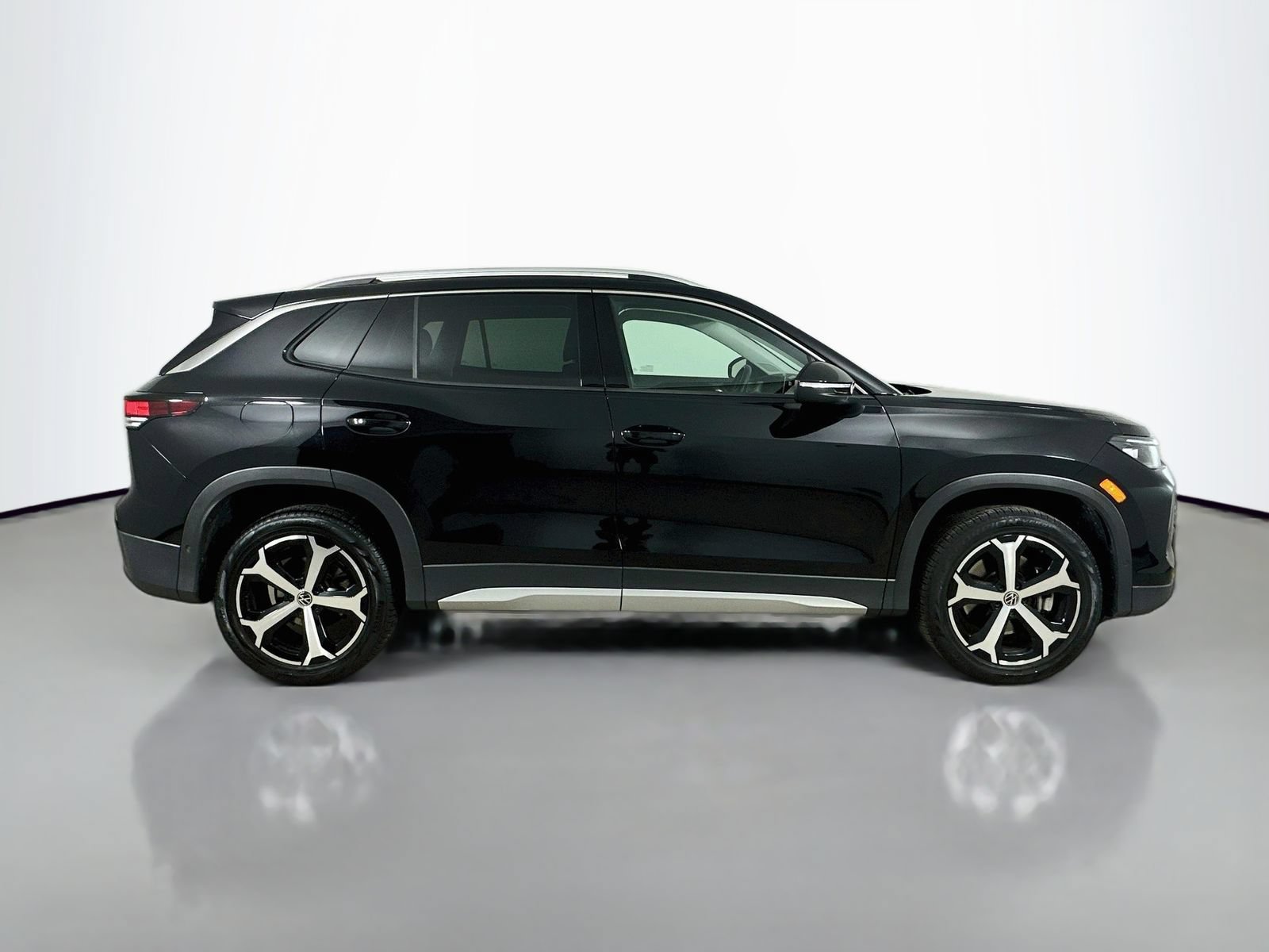 Certified 2025 Volkswagen Tiguan SE AWD/4WD image 4