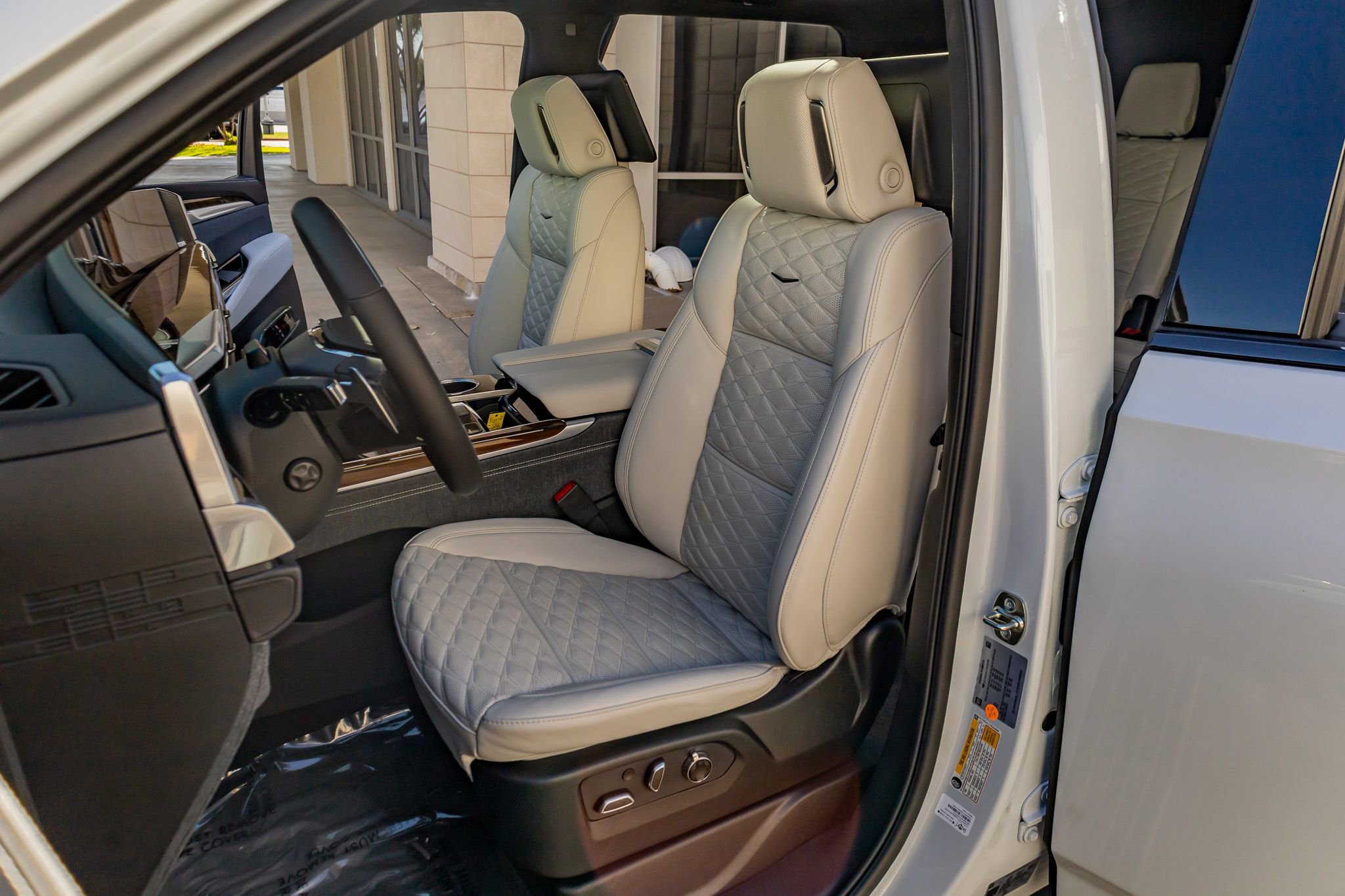 Used 2026 Cadillac Escalade Platinum Sport w/ LPO, ONYX Package image 30