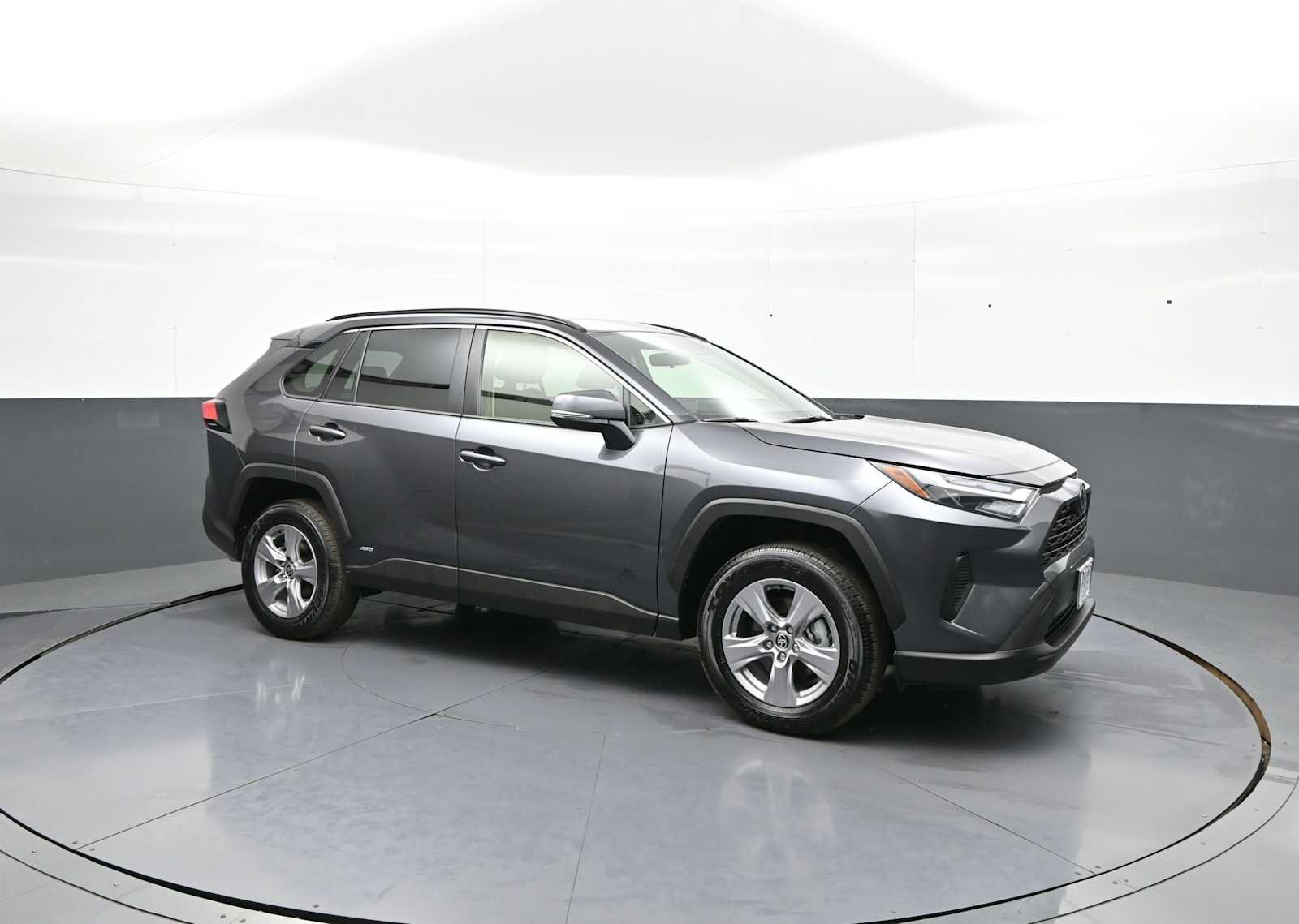 Used 2025 Toyota RAV4 XLE w/ Convenience Package AWD/4WD image 4