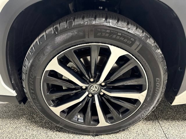 Used 2021 Toyota Highlander XSE AWD/4WD image 3