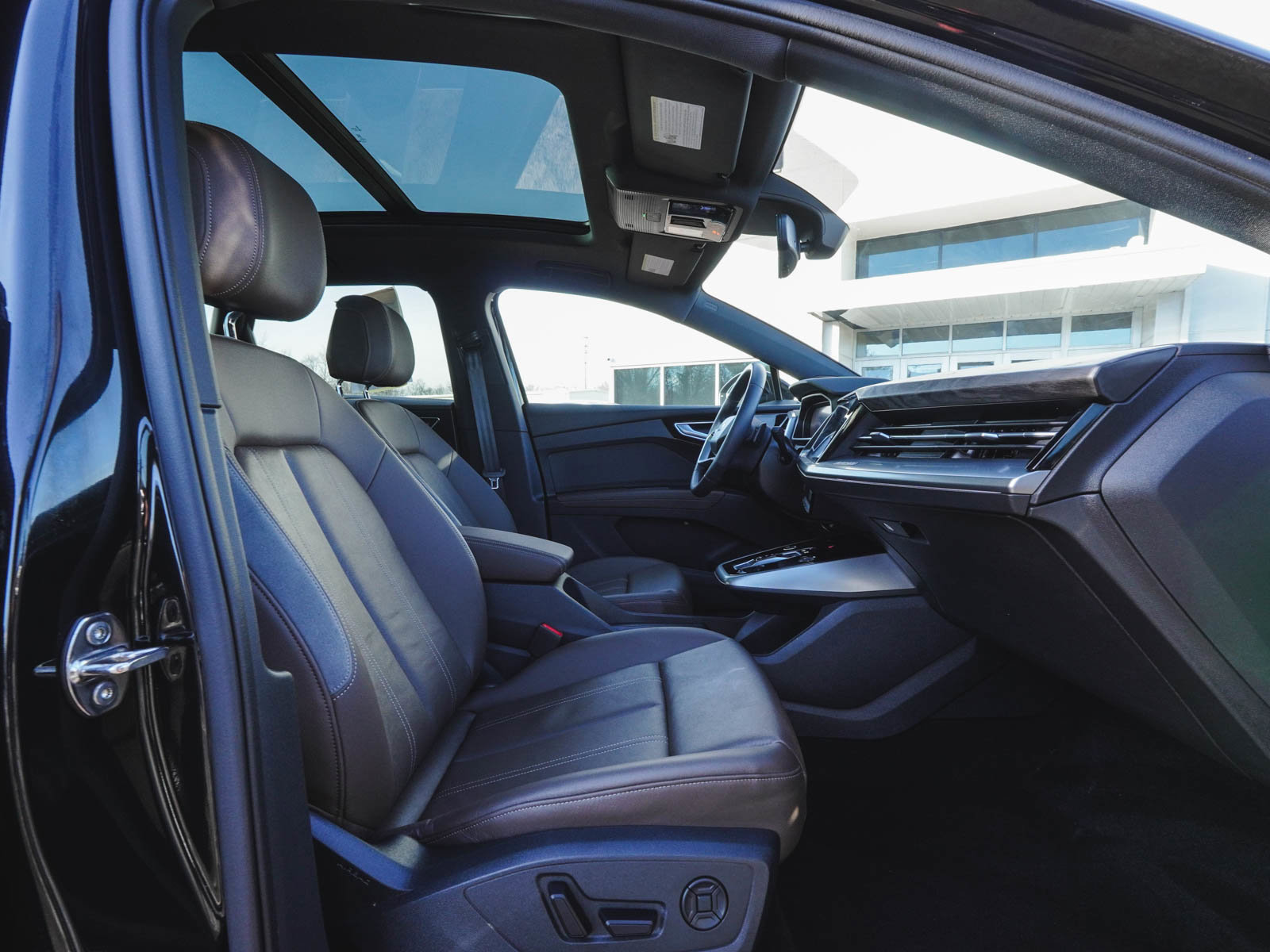 Used 2025 Audi Q4 e-tron Premium Plus image 39
