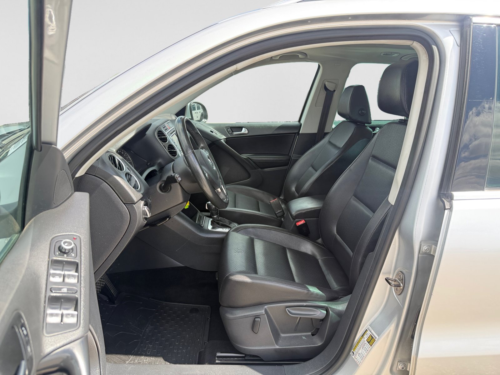 Used 2011 Volkswagen Tiguan 2WD image 11