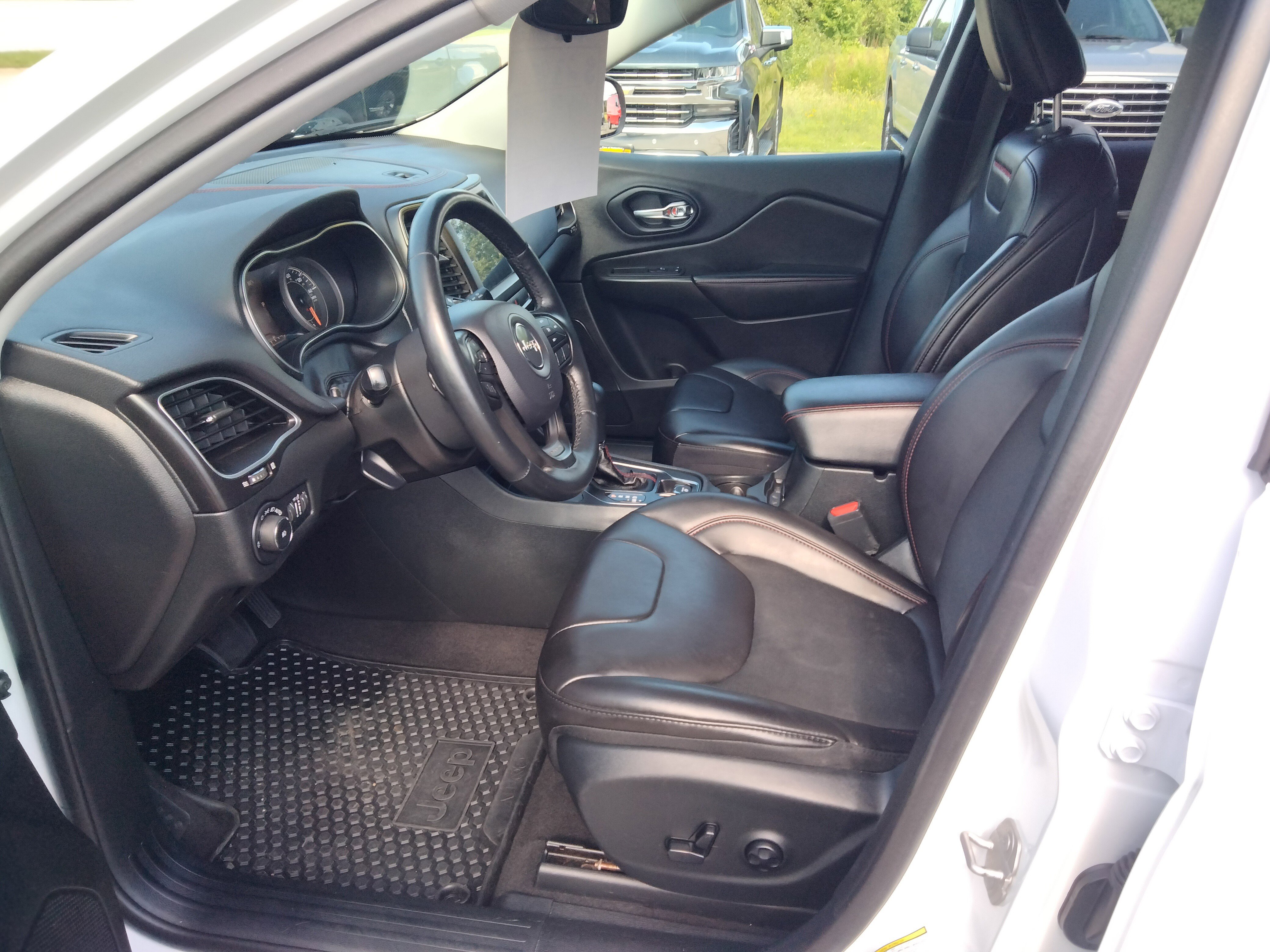 Used 2019 Jeep Cherokee Trailhawk w/ Cold Weather Group image 9