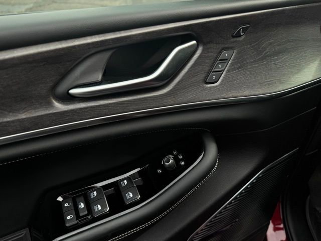 Used 2022 Jeep Grand Cherokee Overland w/ Adv Protech Group III image 16