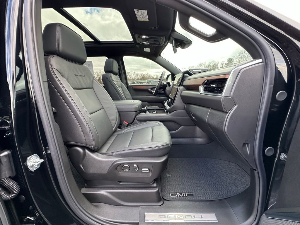 Used 2025 GMC Yukon XL Denali w/ Sun & Power Step Package image 24