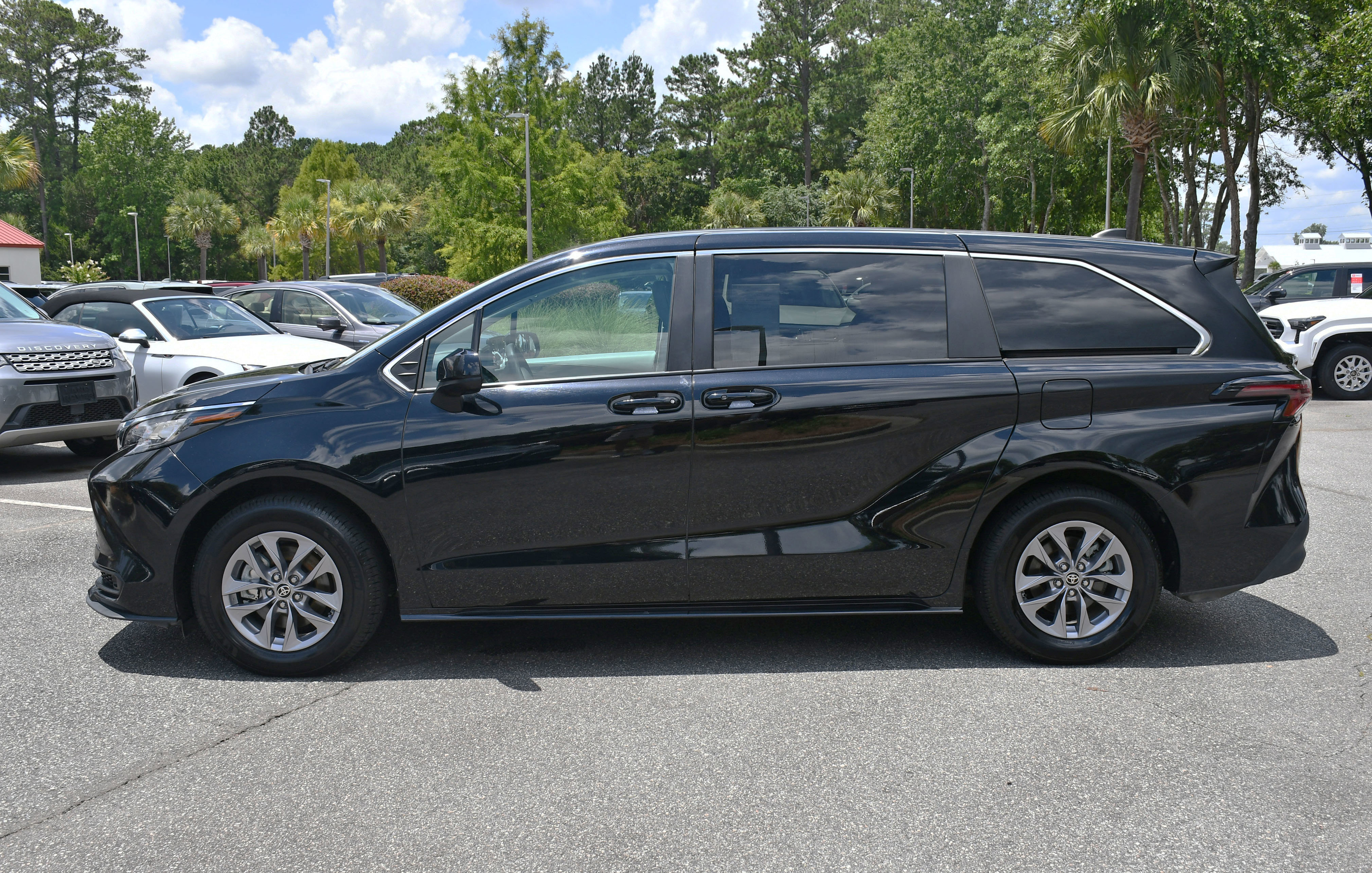 Used 2023 Toyota Sienna LE image 2