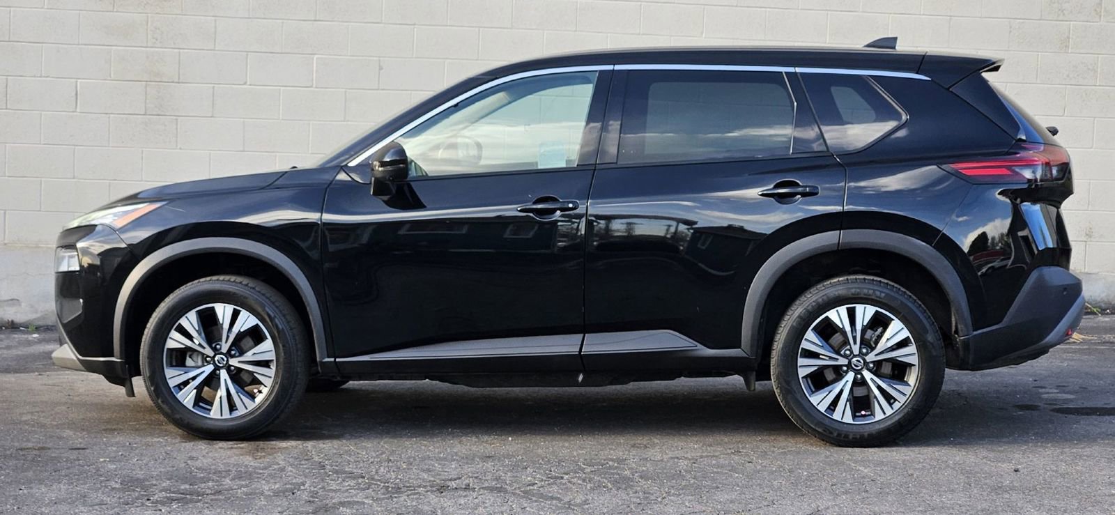 Used 2021 Nissan Rogue SV image 2