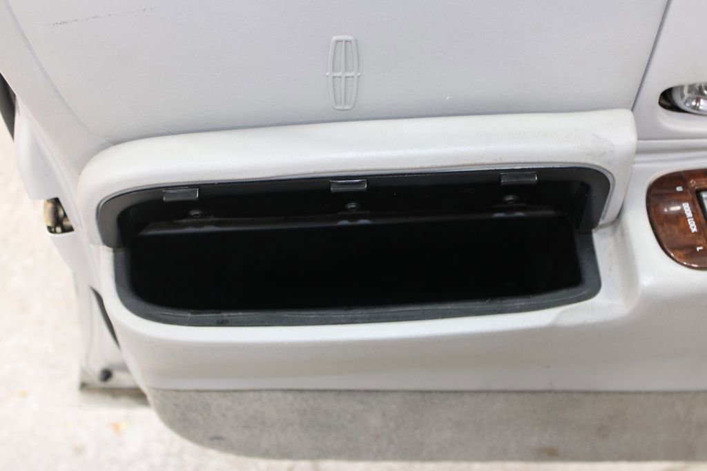 Used 2002 Lincoln Town Car Executive image 23