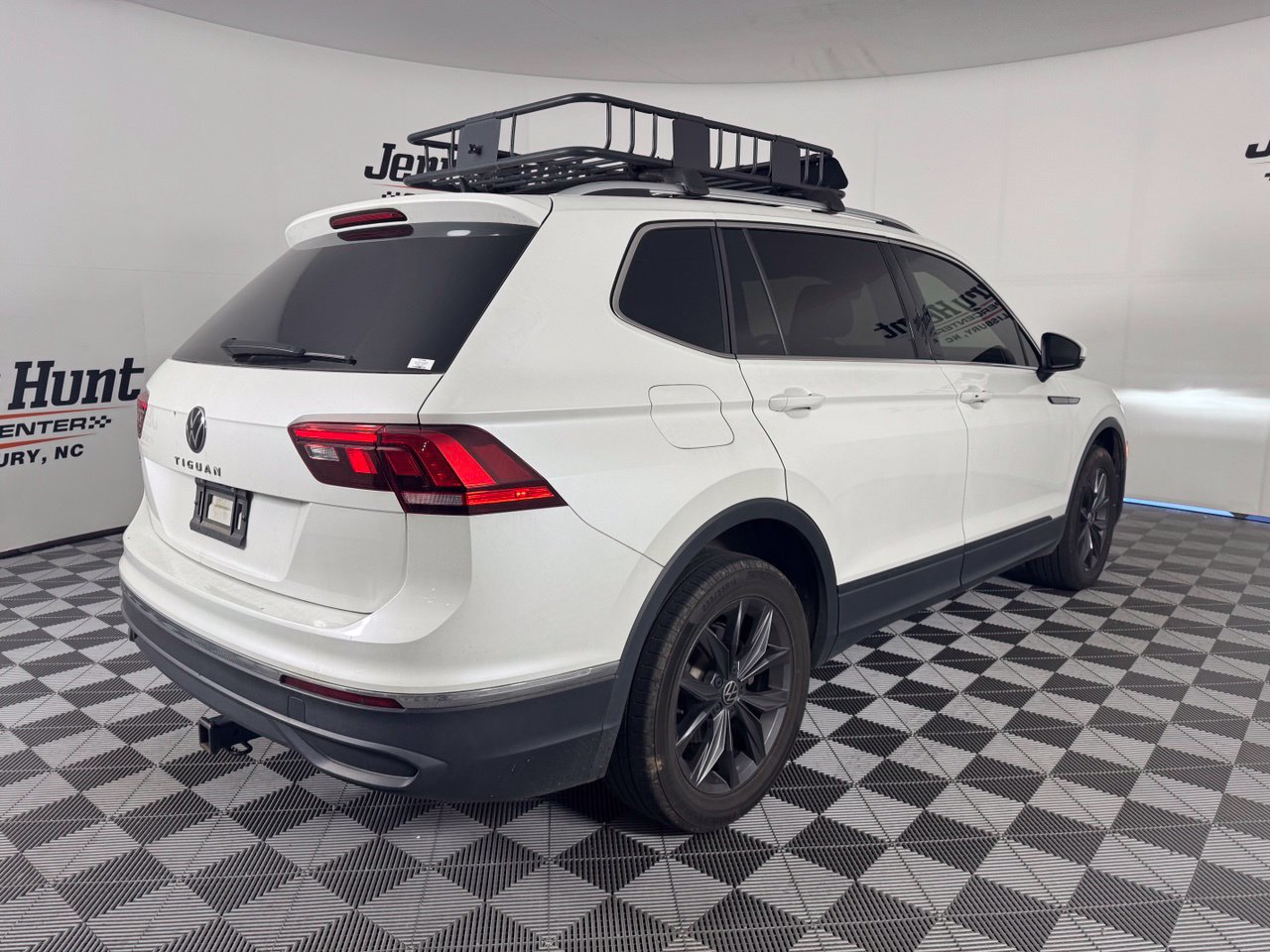 Used 2023 Volkswagen Tiguan SE w/ Panoramic Sunroof Package FWD image 7