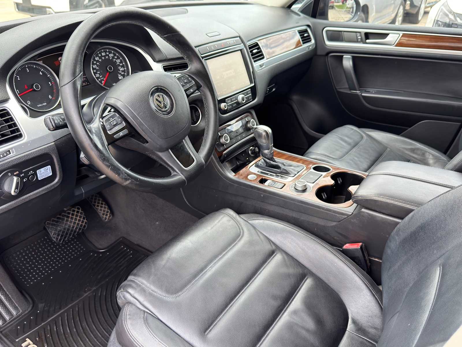 Used 2015 Volkswagen Touareg TDI AWD/4WD image 9