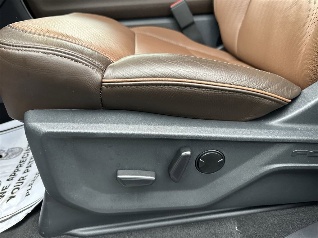 Used 2025 Ford Expedition Max King Ranch image 12