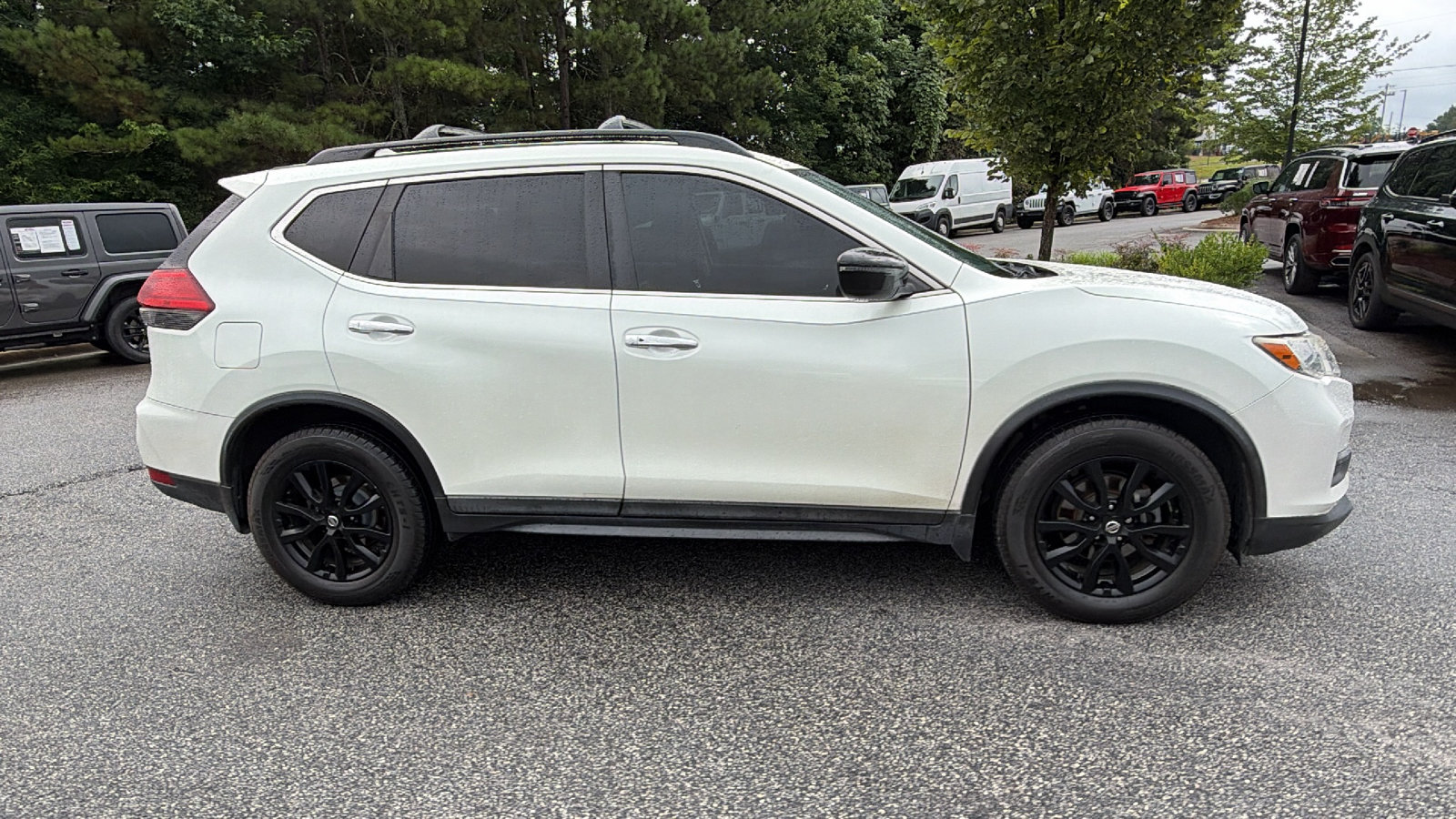 Used 2017 Nissan Rogue SV w/ Midnight Edition FWD image 7