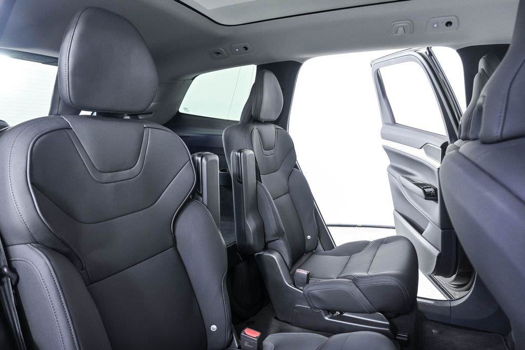 Certified 2025 Volvo EX90 Plus AWD/4WD image 23