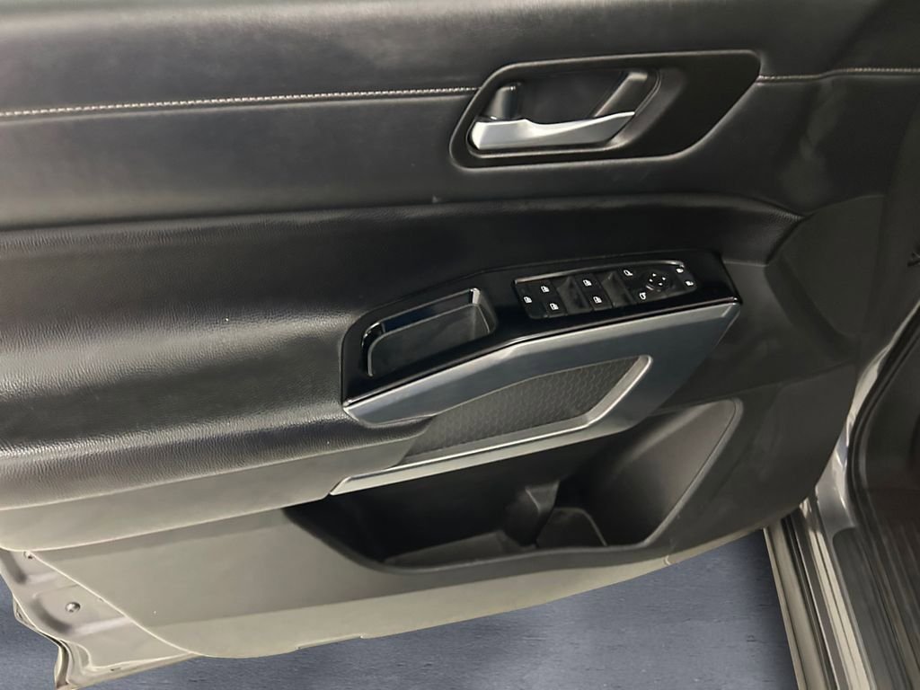 Used 2024 Nissan Pathfinder SL FWD image 12