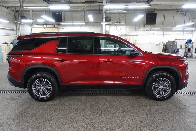 Used 2025 Chevrolet Traverse LT w/ Enhanced Driving Package image 8