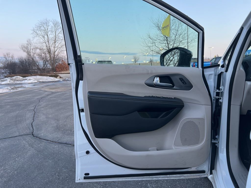 Used 2024 Chrysler Pacifica Touring-L image 8