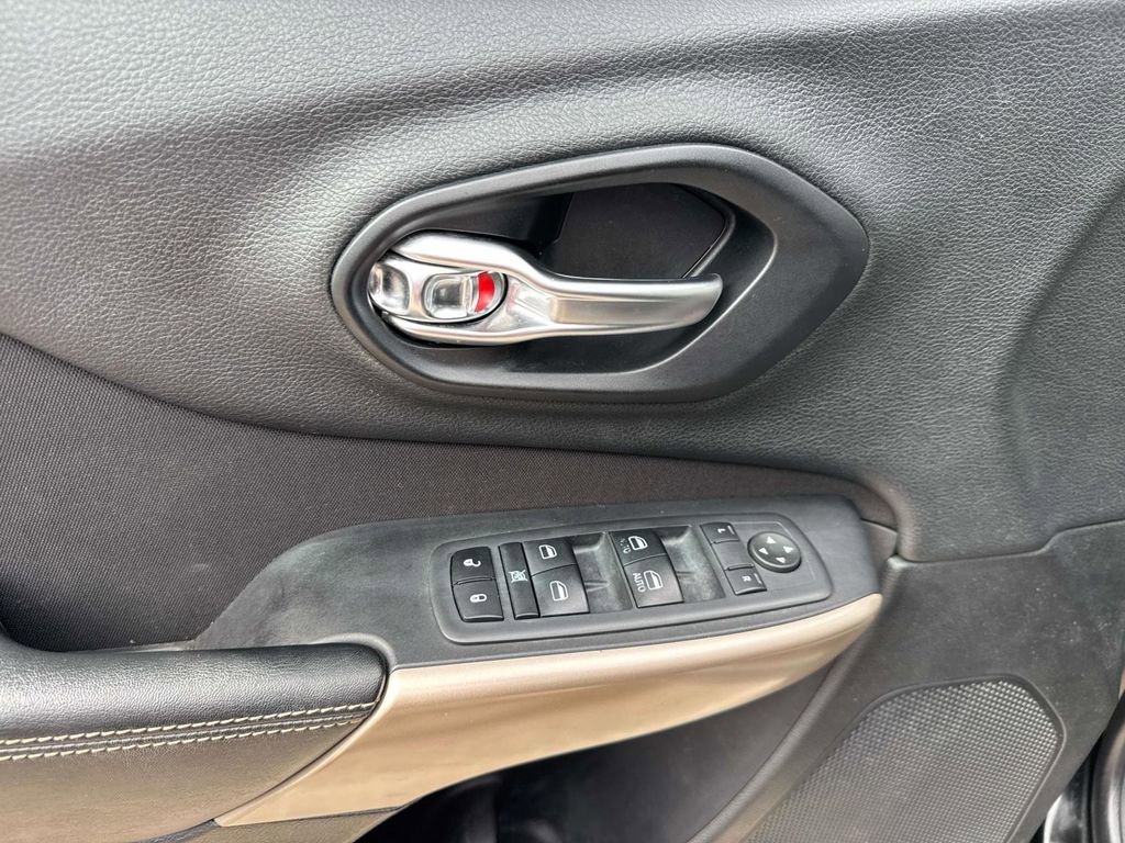 Used 2017 Jeep Cherokee Latitude image 21
