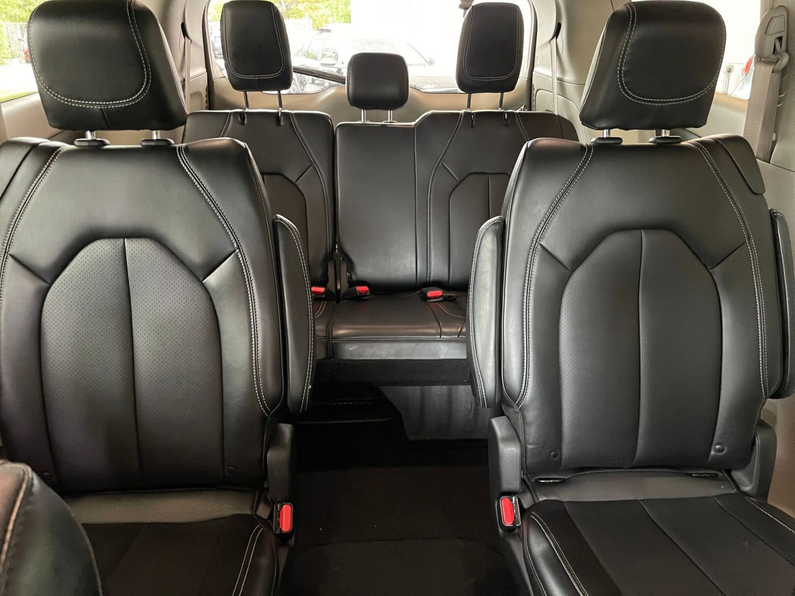 Used 2024 Chrysler Pacifica Touring-L image 41