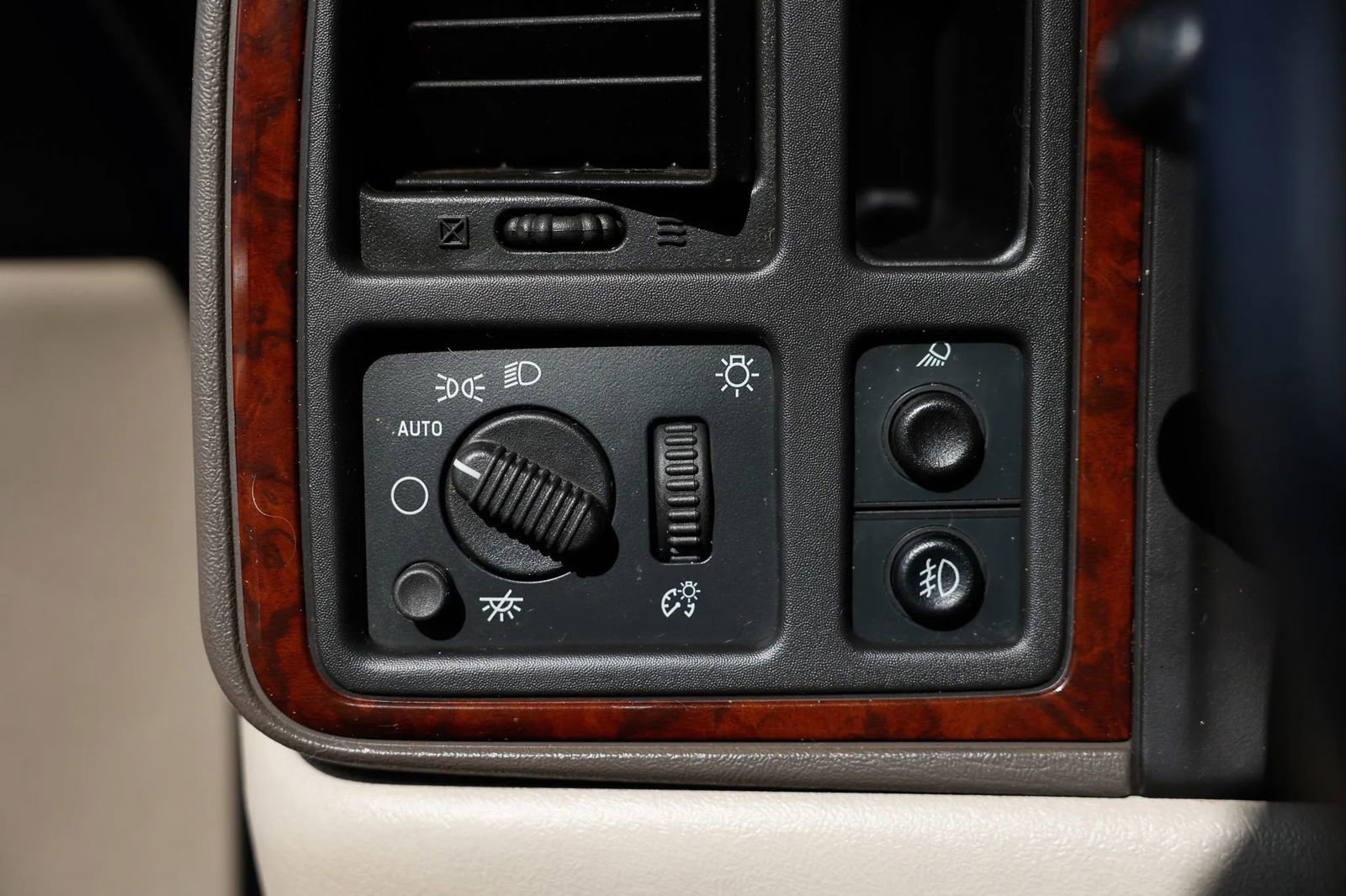 Used 2005 Cadillac Escalade EXT image 38