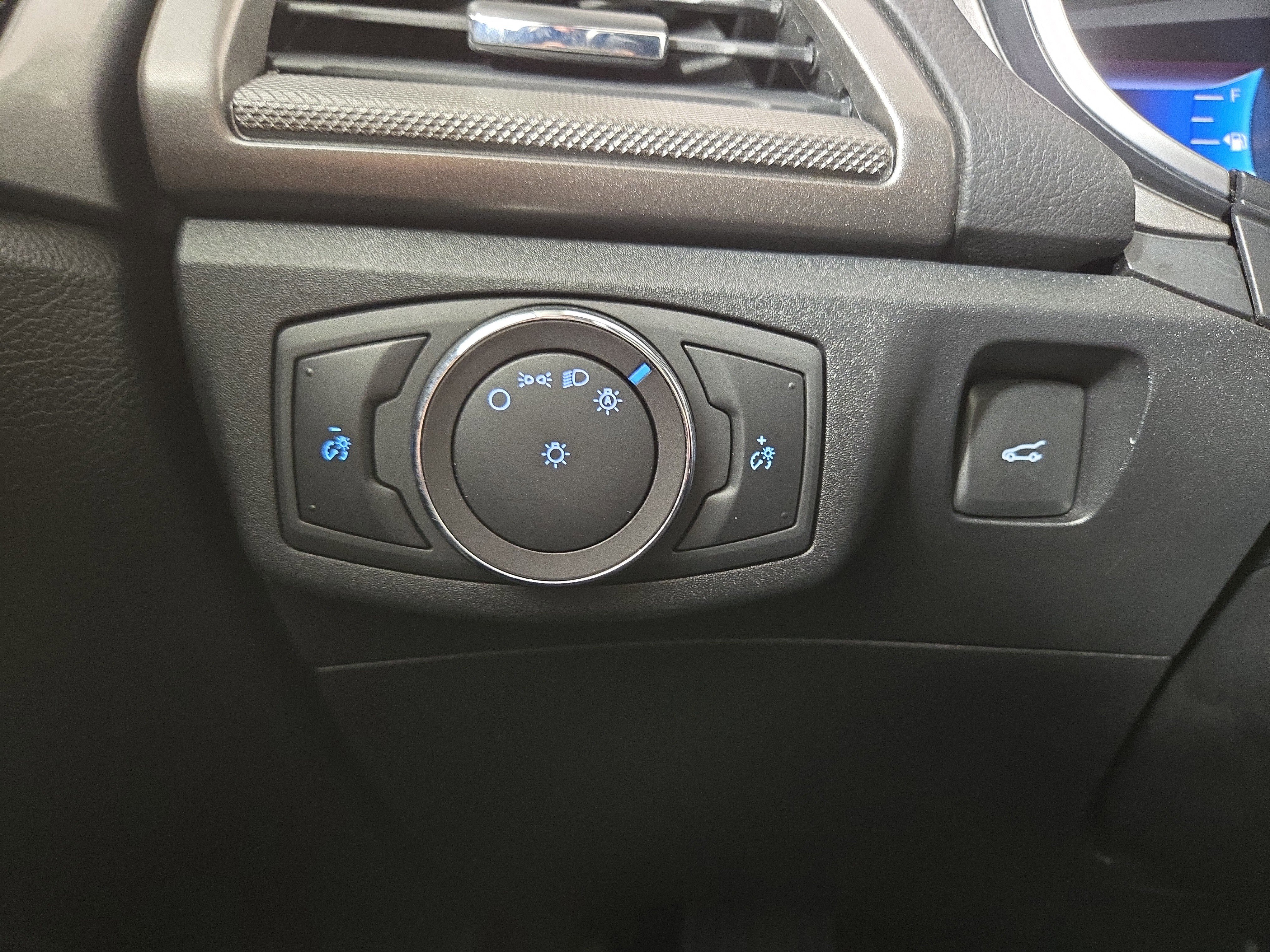 Used 2020 Ford Fusion SE image 27