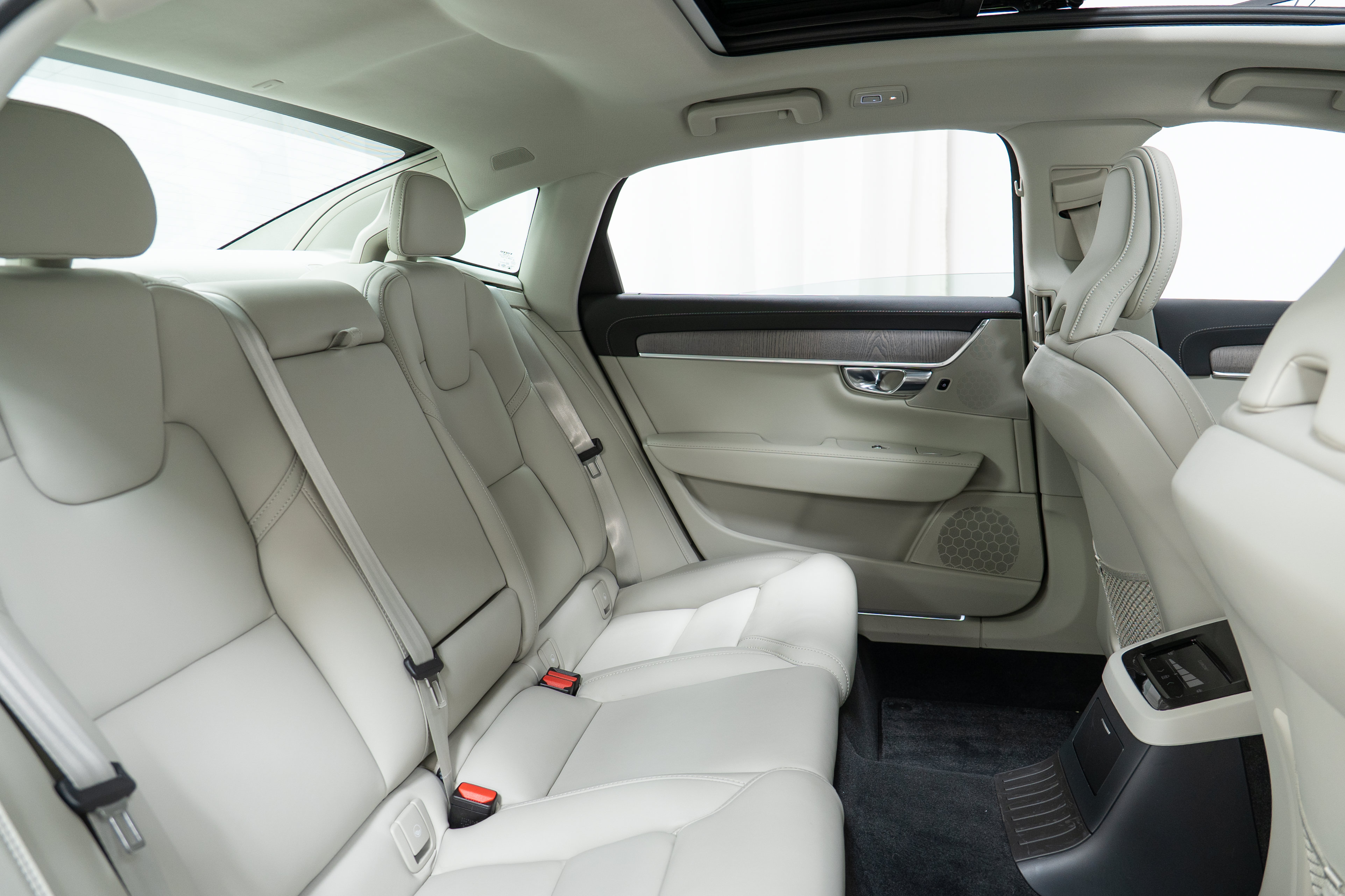 Certified 2025 Volvo S90 T8 Ultra AWD/4WD image 24
