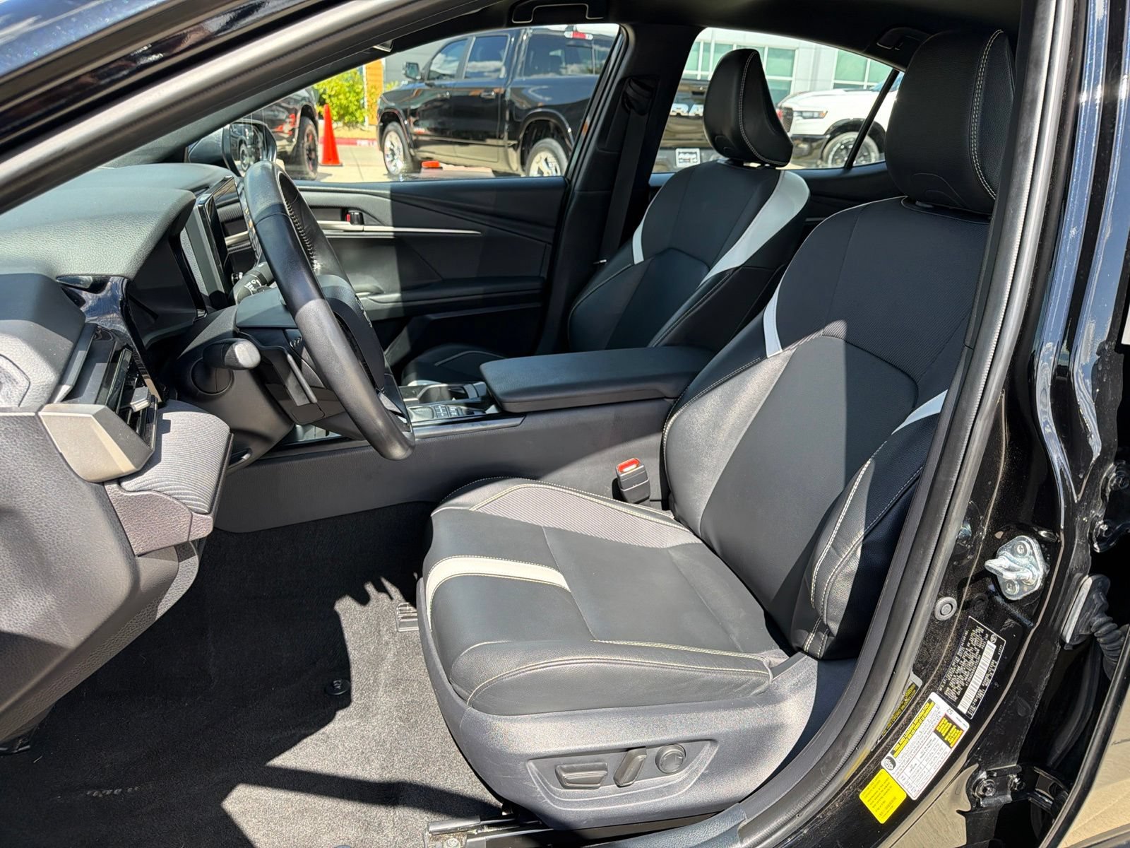 Used 2025 Toyota Camry SE FWD image 13