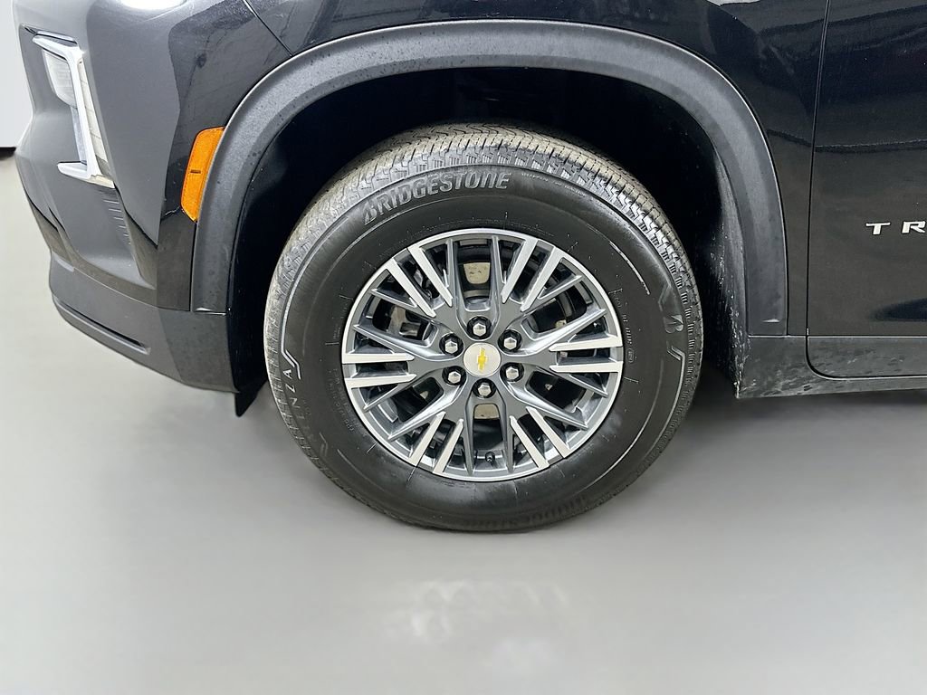 Used 2025 Chevrolet Traverse LT image 8