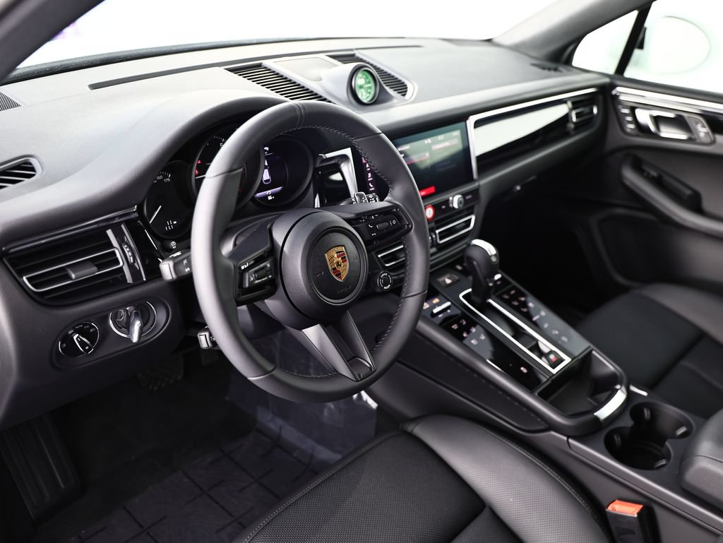 New 2026 Porsche Macan AWD/4WD image 4