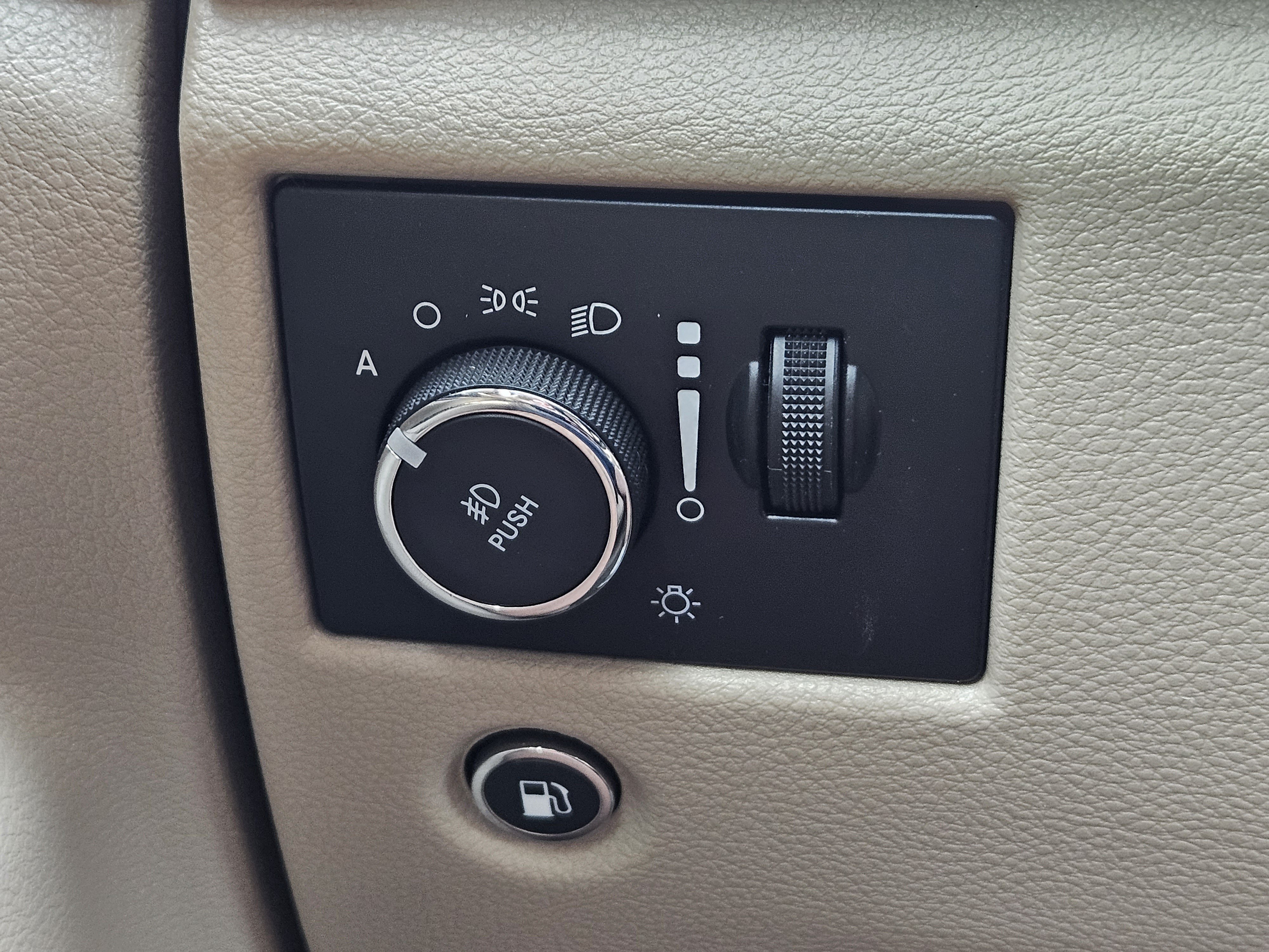 Used 2019 Jeep Grand Cherokee Overland AWD/4WD image 22