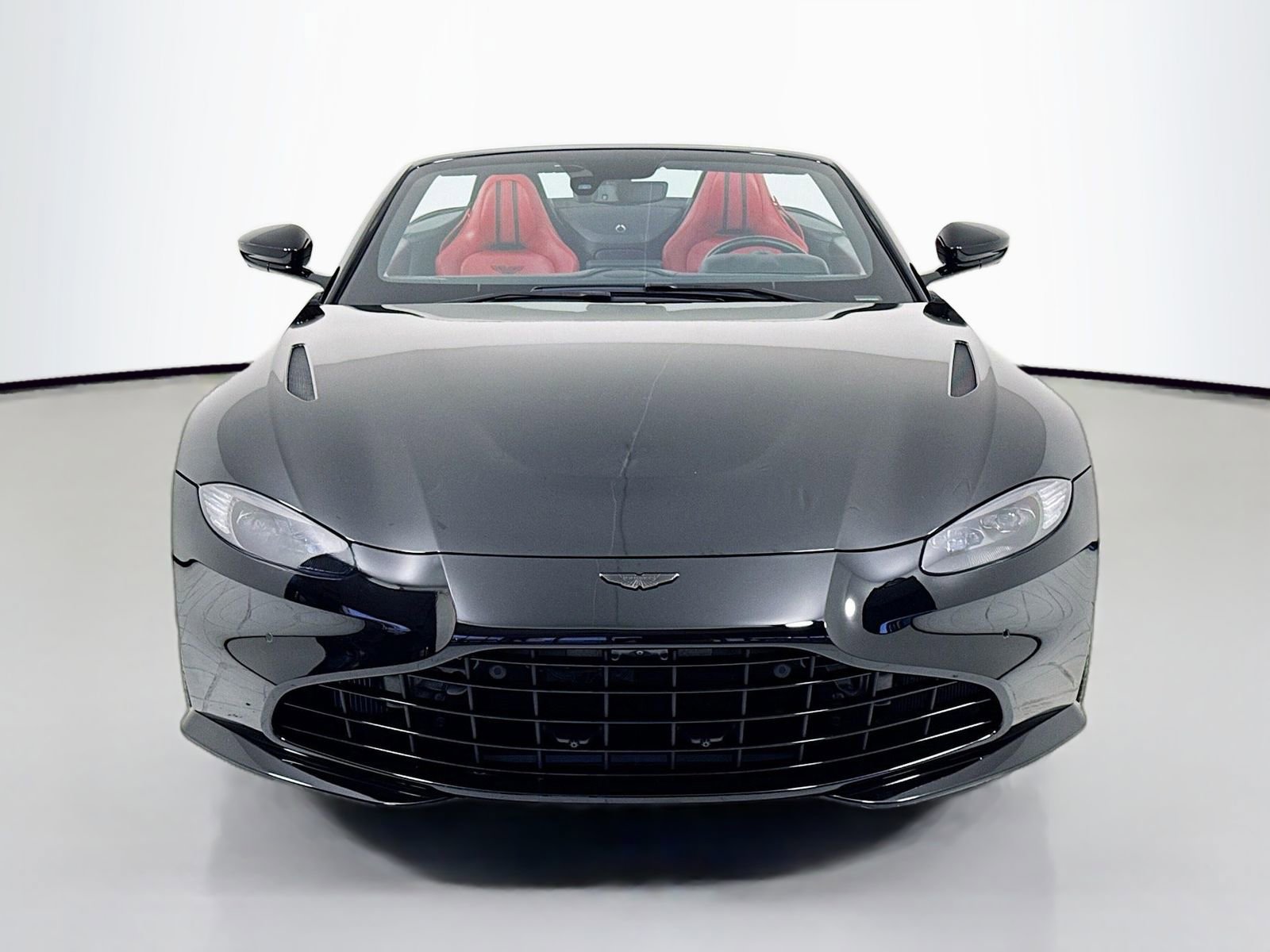 Used 2023 Aston Martin V8 Vantage Roadster image 2