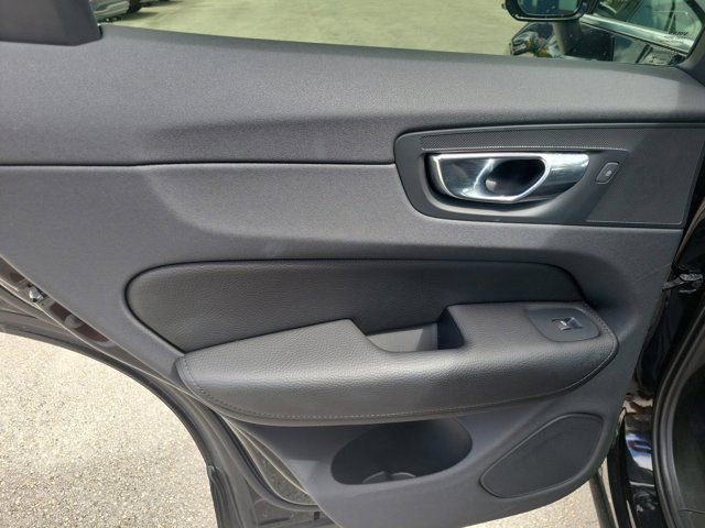 Used 2019 Volvo XC60 T6 Momentum w/ Multimedia Package image 11