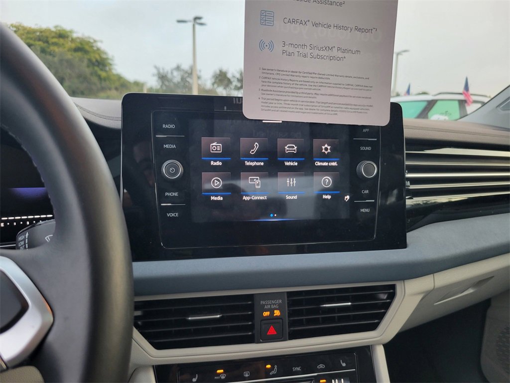 Certified 2025 Volkswagen Jetta SE w/ Sunroof Package image 22