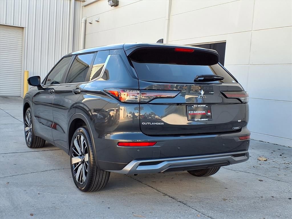 Used 2026 Mitsubishi Outlander SE FWD image 3