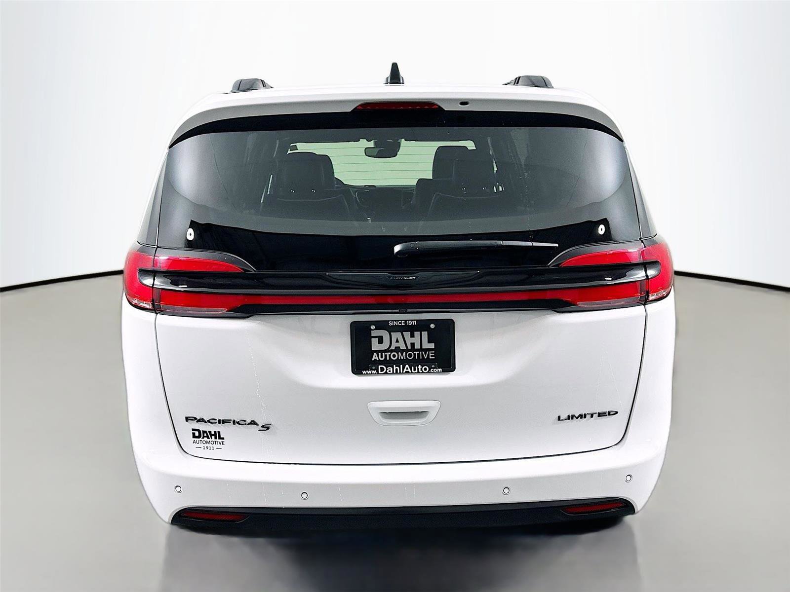 Used 2025 Chrysler Pacifica Limited image 6