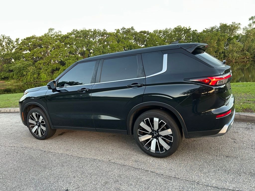 Used 2025 Mitsubishi Outlander SE image 3