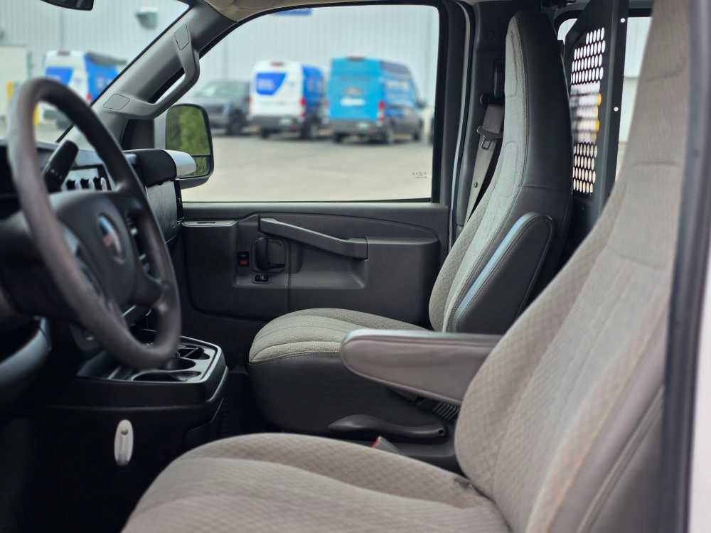 Used 2017 GMC Savana 2500 image 31