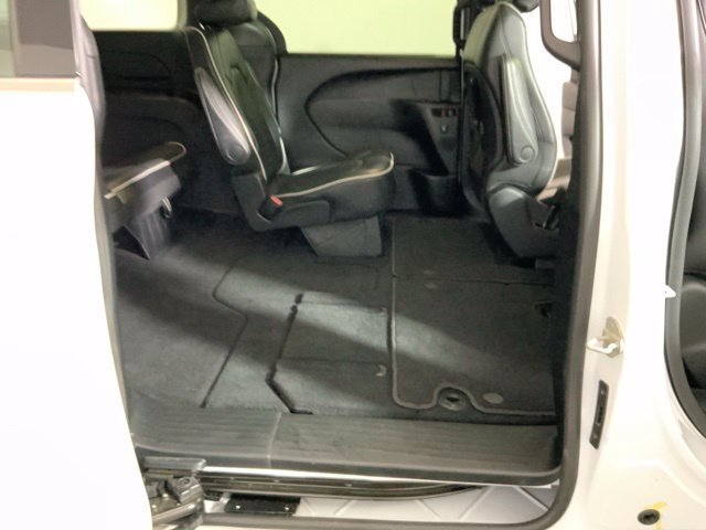 Used 2026 Chrysler Pacifica Limited FWD image 34