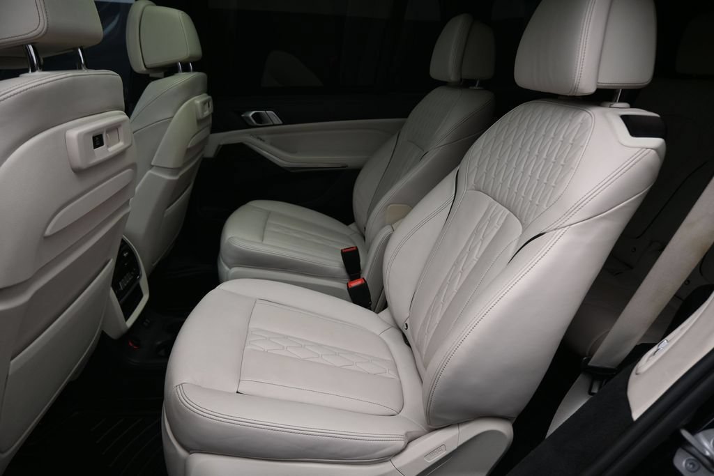 Used 2021 BMW X7 xDrive40i w/ M Sport Package AWD/4WD image 12