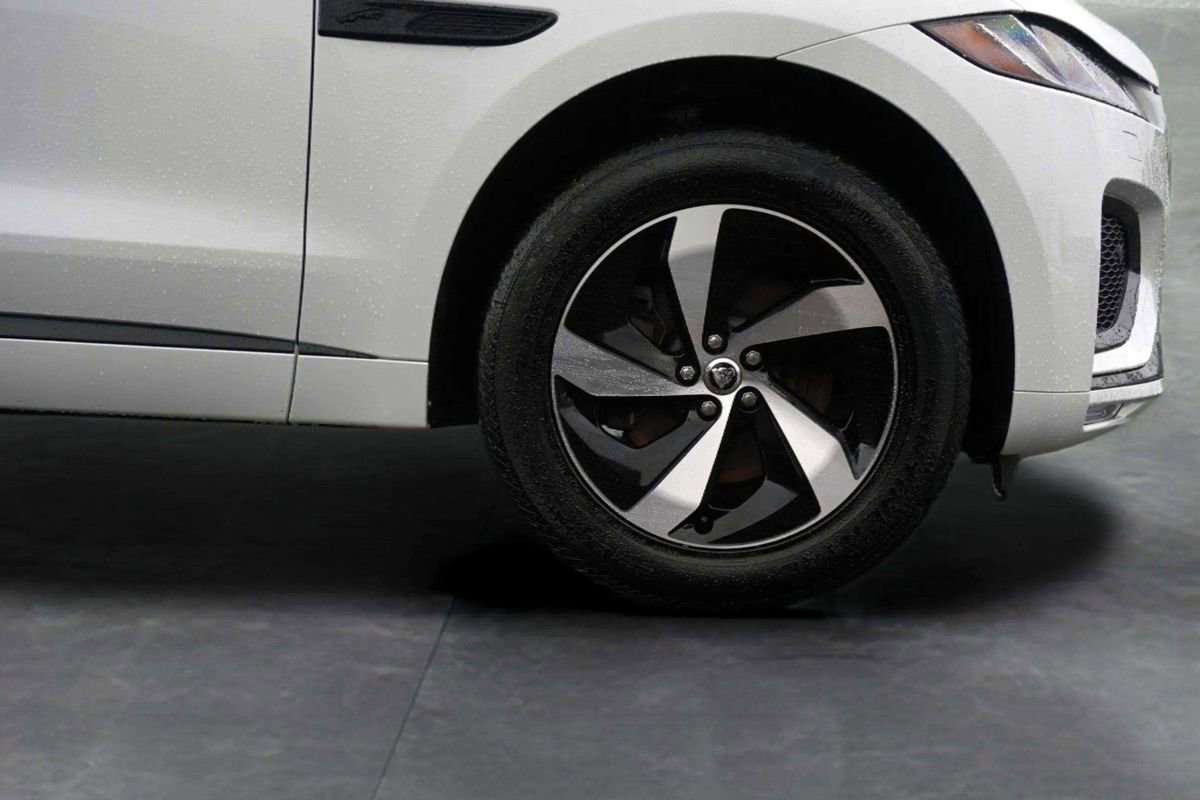 Used 2025 Jaguar F-PACE R-Dynamic S image 9