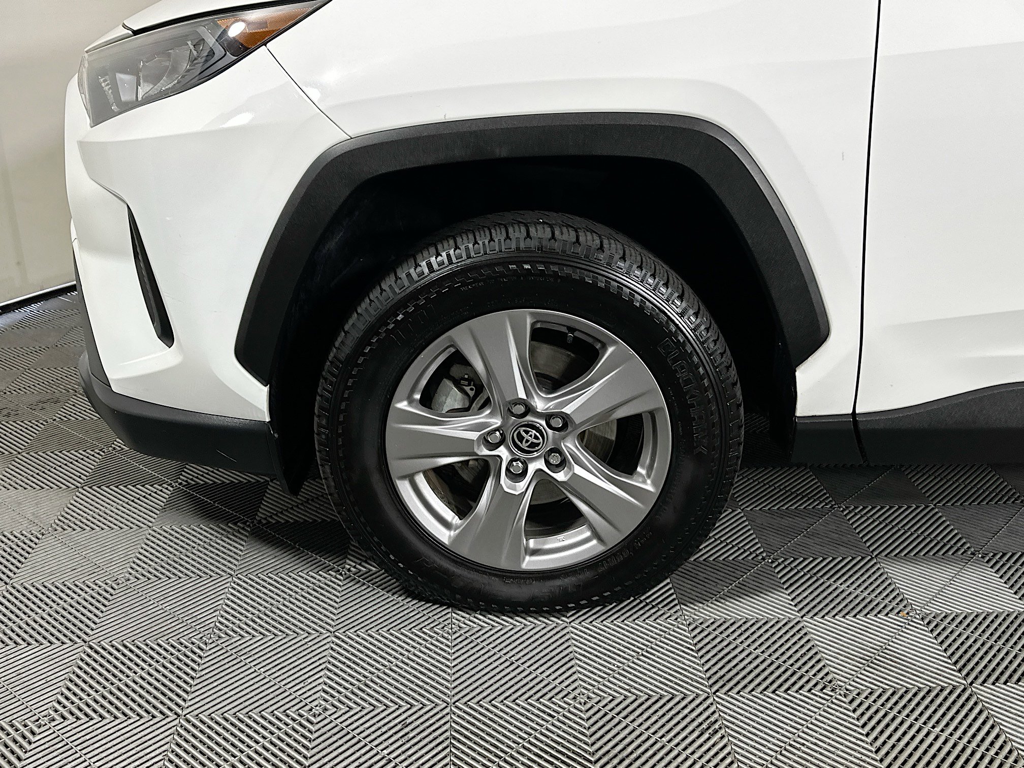 Used 2022 Toyota RAV4 LE AWD/4WD image 11