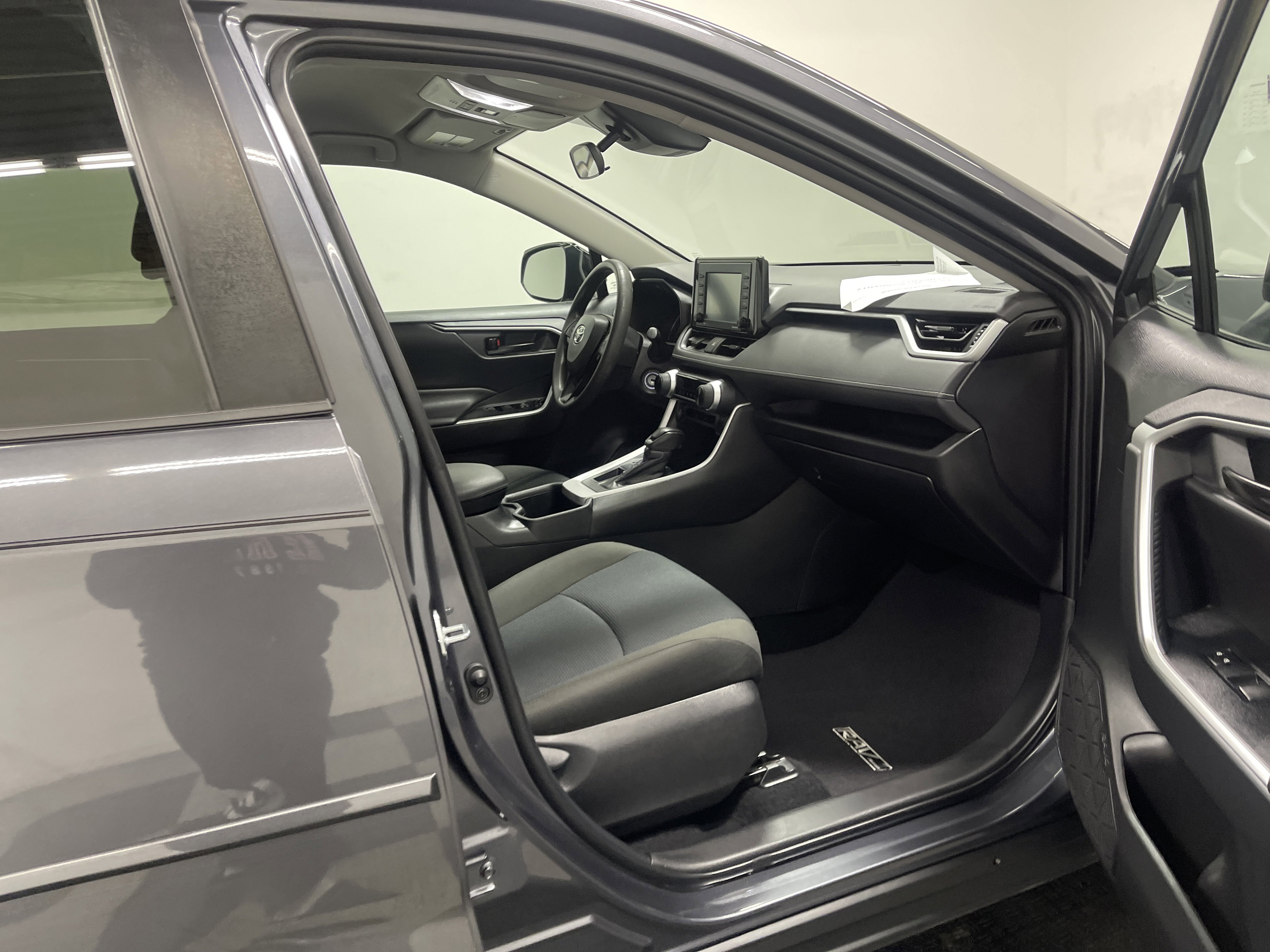 Used 2022 Toyota RAV4 LE image 26